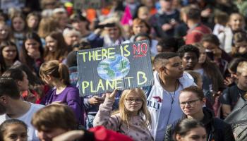 تلميذة تحمل لافتة: لا يوجد كوكب بديل (توماس لونيس/Getty)