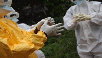 عاملون صحيون يكافحون إيبولا
