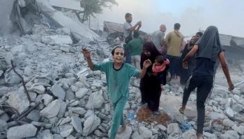لحظات ما بعد غارة إسرائيلية على مأوى نازحين في خانيونس، 3 يوليو 2024 (رويترز)
