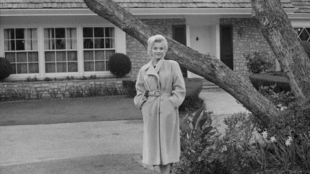 مارلين مونرو أمام منزلها في كاليفورنيا، 1956(جين ليستر/ Getty)