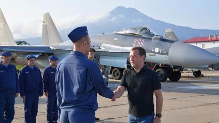 رئيس الوزراء الروسي السابق ميدفيديف أثناء زيارته إحدى جزر كوريل، 2019 (فرانس برس) 