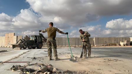 جنود أميركيون في قاعدة عين الأسد يجمعون مخلفات هجوم، 13 يناير 2020 (فرانس برس)