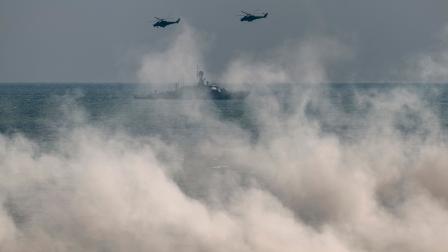 مروحيات روسية تحلق فوق ساحل بحر قزوين، 23 سبتمبر 2020 (فرانس برس)