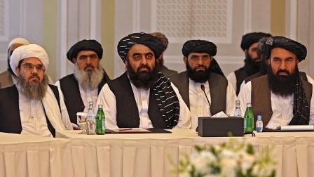 خلال لقاء أعضاء من طالبان مع دبلوماسيين أجانب في الدوحة 12 أكتوبر 2021 (فرانس برس)