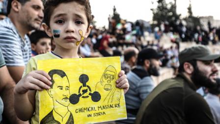 خلال تظاهرة بإدلب في ذكرى الهجوم الكيميائي في الغوطة الشرقية، 21 أغسطس 2022 (الأناضول)