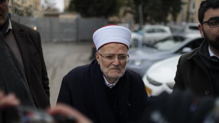 الشيخ عكرمة صبري بعد التحقيق معه في القدس، 2 يناير 2023 (Getty)