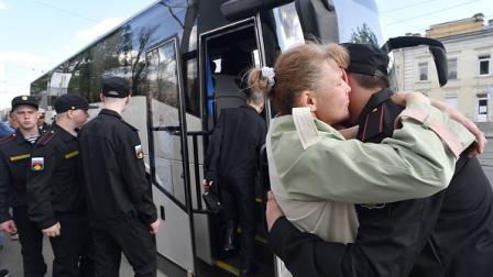 مجندون روسيون جدد يودعون أحبائهم قبل مغادرتهم لسانت بطرسبرغ، 23 مايو 2023 (فرانس برس)