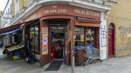 محل جزارة لبيع اللحوم الحلال في بريطانيا /لندن 28 مايو 2022 (Getty)