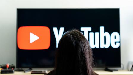 شعار "يوتيوب" على شاشة تلفزيون، 16 يوليو 2023 (نيكوس بيكياريديس/Getty)