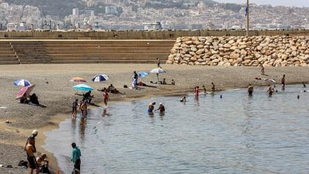 يقضي الناس يومًا على شاطئ الجزائر، في 18 يوليو 2023 (فرانس برس)