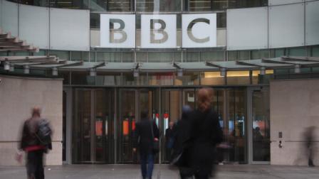 مارة أمام مقر هيئة الإذاعة البريطانية (بي بي سي) في لندن، 22 أكتوبر 2012 (بيتر مكديارميد/ Getty)