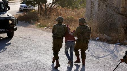 الاحتلال يعتقل فلسطينياً بقرية بيتا في الضفة الغربية، 21 أغسطس2024 (جعفر اشتية/فرانس برس)