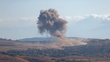دخان يتصاعد جراء غارة على إدلب / 26 أغسطس 2023 (Getty)