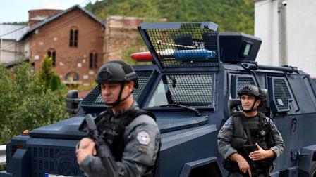 عناصر من شرطة كوسوفو قرب الحدود مع صربيا 27 سبتمبر 2023 (سترينغر/فرانس برس)