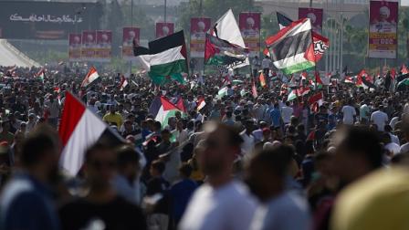متظاهرون يلوحون بالأعلام الفلسطينية بالقاهرة،20 أكتوبر 2023 (Getty)