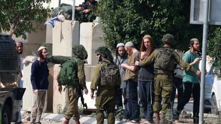 مستوطنون إسرائيليون بعد اقتحامهم قرية دير شرف في الضفة الغربية 2 نوفمبر 2023 (Getty)