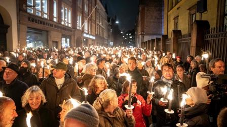 أشخاص يحضرون احتفالا خارج كنيس بكوبنهاغن، 9 نوفمبر 2023 (فرانس برس)
