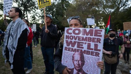 مظاهرة في لوس أنجليس تنديدا بدعم بايدن لإسرائيل خلال حربها على غزة، 8 ديسمبر 2023 (Getty)