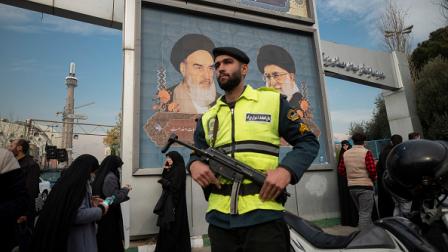 عنصر من الشرطة الإيرانية، طهران 5 يناير 2024 (مرتضى نيكوبازل/Getty)