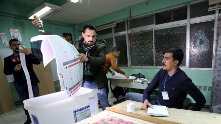 محافظ ديالى صورة من  فرز نتائج الانتخابات المحلية، بغداد، ديسمبر الماضي (أحمد جليل/Epa)