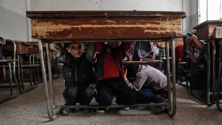 تُتلف المقاعد القديمة في المدارس ألبسة التلاميذ (سمير الدومي/ فرانس برس)