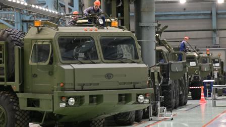مصنع روسي لإنتاج الأسلحة والمركبات العسكرية في سانت بطرسبرغ، 18 يناير 2023 (فرانس برس)