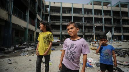 أطفال ومدرسة مدمرة في خانيونس - غزة - 11 مايو 2024 (مجدي فتحي/ Getty)