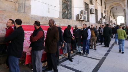 أمام صراف آلي في طرابلس، 27 مارس 2016 (محمود تركية/ فرانس برس)