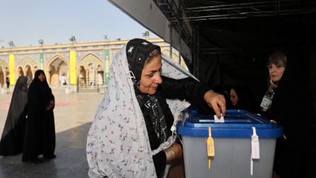الناخبون يدلون بأصواتهم في الانتخابات الرئاسية الإيرانية (رويترز)