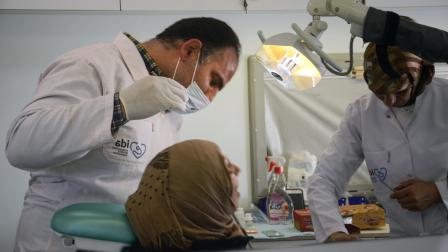 ضعف كبير في الإقبال على عيادات ومختبرات الأسنان في سورية (نظير الخطيب/ فرانس برس)