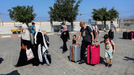 يغادرون غزة من معبر رفح الحدودي، الأول من نوفبر 2023 (عبد الرحيم الخطيب/ فرانس برس)