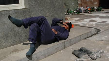 الأجور المتدنية تدفع عمالاً مهاجرين للنوم في الشوارع (Getty)