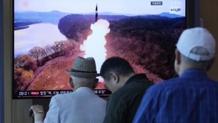 يشاهون إطلاق كوريا الشمالية صاروخاً من داخل محطة في سيول 26/6/2024 (آهن يونغ جون/أسوشييتد برس)