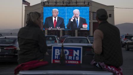 مناظرة بايدن وترامب أميركيون يشاهدون مناظرة لبايدن وترامب، سان فرانسيسكو، 22 أكتوبر، 2020 (Getty)