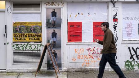 ملصقات في لندن كتب عليها: "اهزموا الخوارزمية"، 6 مارس 2024 (مايك كيمب/ Getty)
