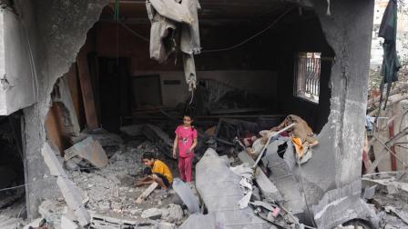 فلسطينيون ودمار في قطاع غزة - 9 يونيو 2024 (إياد البابا/ فرانس برس)