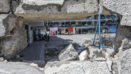 مدرسة تضررت وتحولت إلى مركز إيواء للنازحين في قطاع غزة وسط الحرب الإسرائيلية - خانيونس - 14 يونيو 2024 (عبد الرحيم الخطيب/ الأناضول)