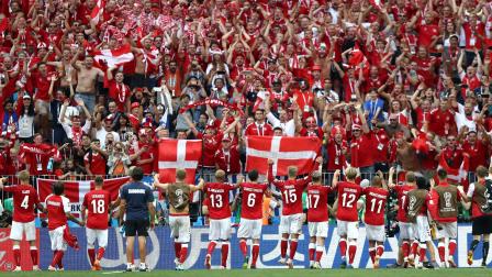 تبادل تحية بين الجمهور والمنتخب الدنماركيين إصر مباراة في كأس العالم، موسكو - 26 يونيو 2018 (Getty)