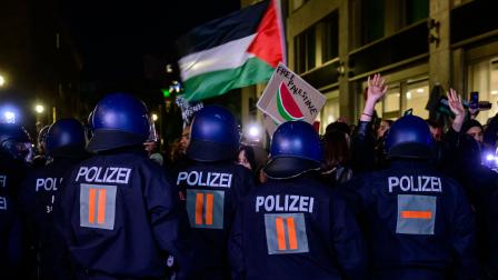 الشرطة الألمانية تُطوّق متظاهرين في برلين ضدّ الإبادة في غزّة، 18 تشرين الأوّل أكتوبر 2023 (Getty)