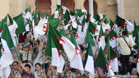 جزائربون يرفعون العلم الوطني بمناسبة عيد الاستقلال (العربي الجديد)