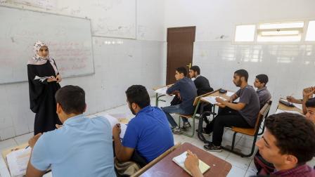 حزم مع الطلاب والمشرفين المتورطين بالغش في امتحانات ليبيا (محمود تركية/ فرانس برس)