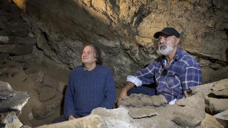 عالما الآثار برونو ديفيد وراسل مولت خلال التنقيب في كهف في أستراليا / إكس