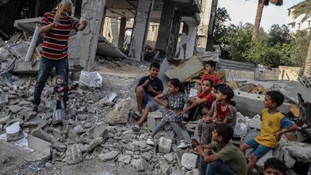 أطفال فلسطينيون في دير البلح وعرض دمى - 25 يوليو 2024 (علي جاد الله/ الأناضول)