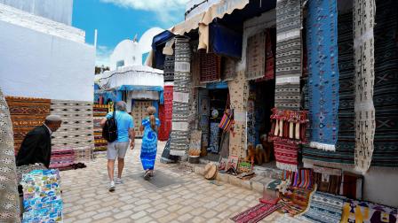 سياح يزورون سوق الحرف اليدوية في منتجع جربة يوم 11 مايو 2023 سياحة تونس (فتحي بلعيد/فرانس برس)