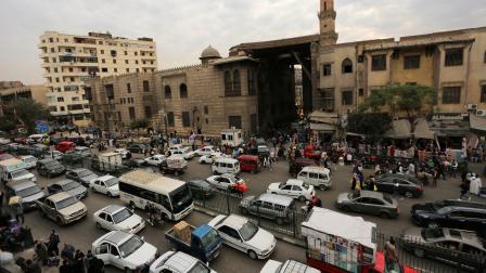يفاقم الزحام أزمة انتظار السيارات في شوارع مصر (فاضل داود/Getty)