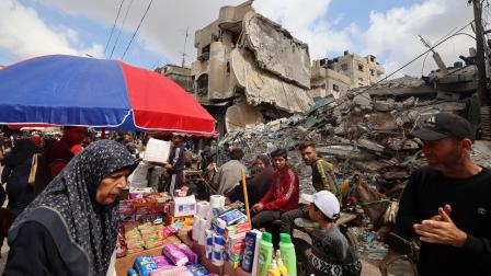 منتجات تنظيف للبيع وسط مبانٍ مدمرة أسواق غزة (محمد عابد/فرانس برس)