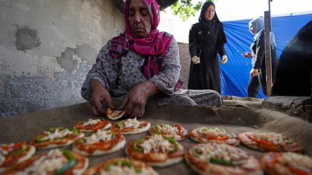 نازحة تخبز دير البلح غزة 18 مايو 2024(فرانس برس)