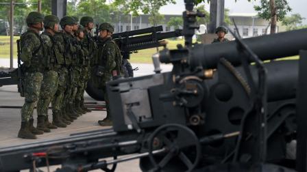 جنود تايوانيون وسط مدافع أميركية، هوالين، 28 مايو 2024 (سام يه/فرانس برس)