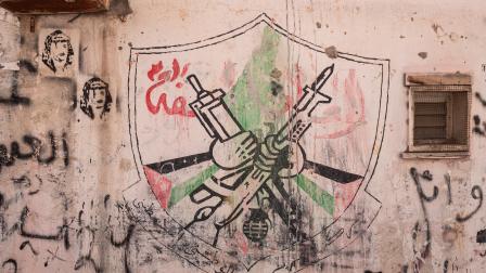 جدارية لشعار حركة فتح في مخيم الدهيشة في الضفة الغربية (أليساندرو ليفاتي/Getty)