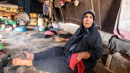كبار السن والمرضى يعانون في مخيمات إدلب (عز الدين قاسم/الأناضول)